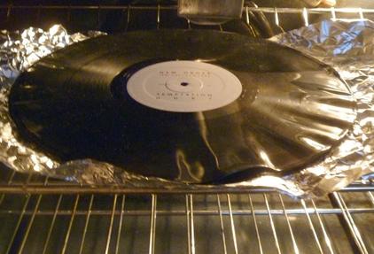 Cómo hacer un centro de mesa con un disco de vinilo - Paso 2