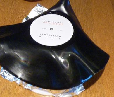 Cómo hacer un centro de mesa con un disco de vinilo - Paso 3