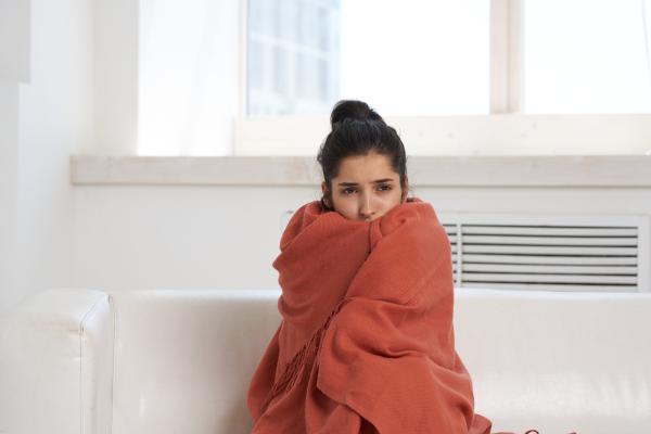 ¿Sientes frío aunque haga calor? Te explicamos las posibles razones