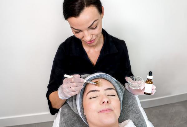 Ácido glicólico para el acné: qué es y para qué sirve - Cómo usar el ácido glicólico para el acné