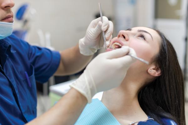 Cómo fortalecer los dientes - Visitar al dentista periódicamente