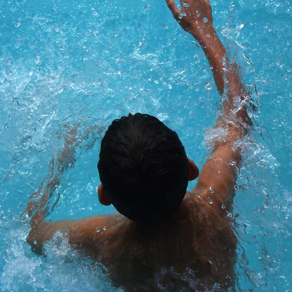 Cómo enseñar a nadar a los niños