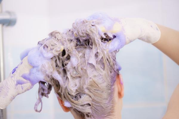 Cómo cuidar el cabello gris - Cómo cuidar el cabello gris en casa