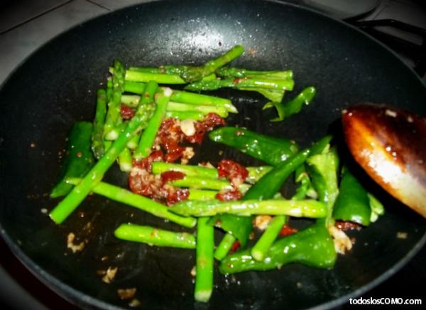 Cómo hacer un salteado de espárragos verdes - Paso 4