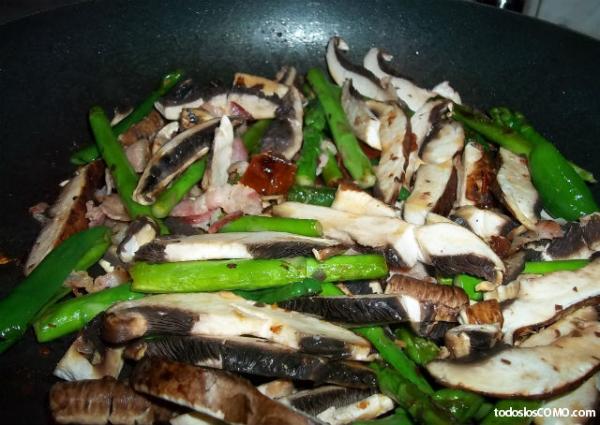Cómo hacer un salteado de espárragos verdes - Paso 5