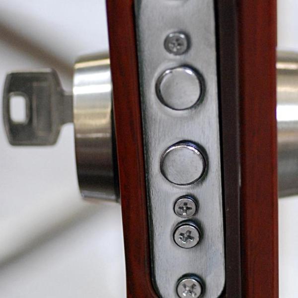 Cómo desbloquear una puerta cerrada sin llave