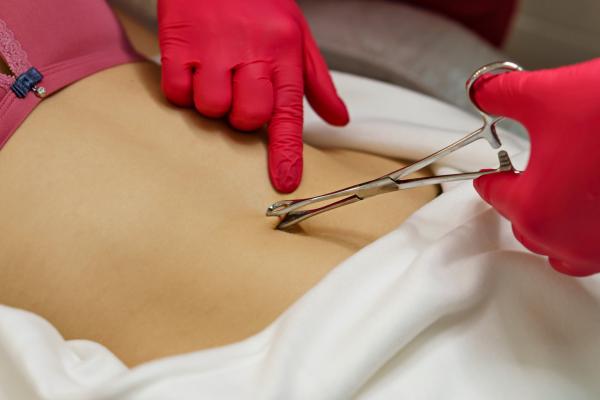 Cómo curar un piercing del ombligo infectado - Cómo curar la infección de un piercing