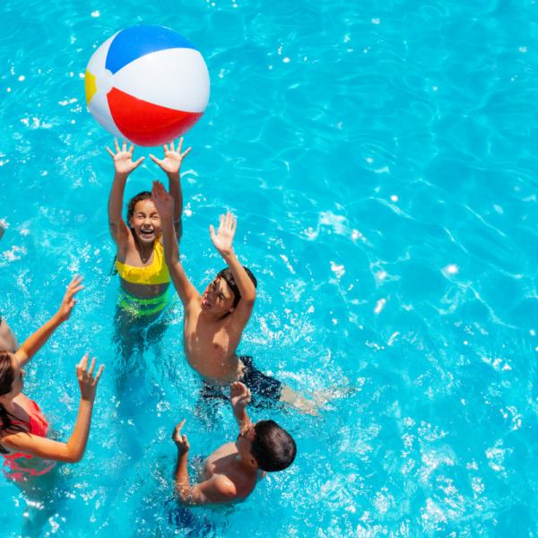 Juego en piscina con pelota new arrivals