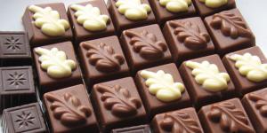 Cómo hacer bombones de chocolate rellenos