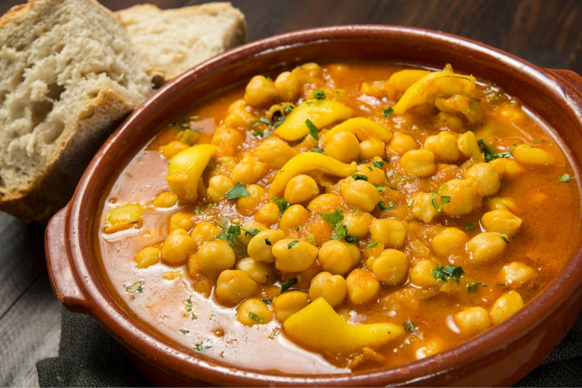 Guiso de sepia con garbanzos y patatas: una receta de cuchara riquísima