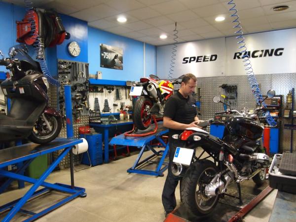 Por qué mi moto tira aceite por el escape 