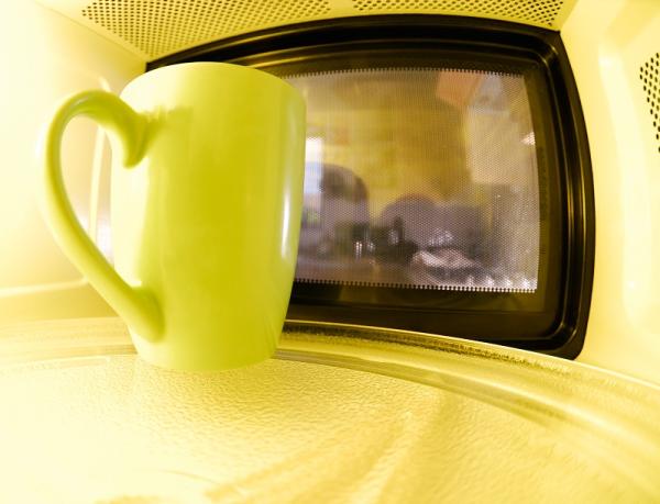 Cómo eliminar el mal olor del microondas