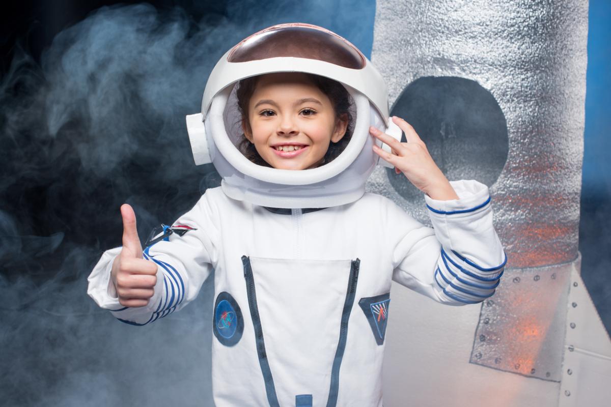 Cómo hacer un disfraz de astronauta para niños