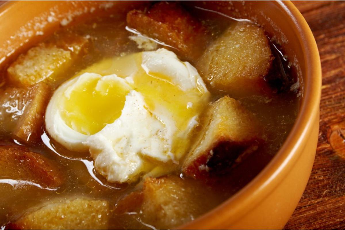 Cómo hacer una sopa de cebolla con huevo