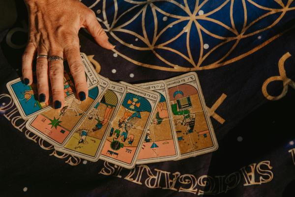 Tarot del amor: cómo saber si le gusto a esa persona o no - ¿Qué es el tarot del amor y para qué sirve?