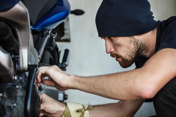 Cómo tensar la cadena de mi moto - Cómo tensar la cadena de la moto con tensores de tornillo o tuerca
