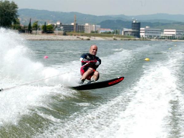 Cómo hacer esquí acuático - Paso 1