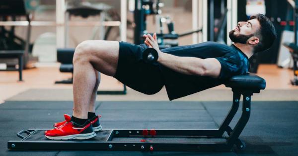 10 ejercicios de glúteos para hombres - Hip thrust con barra para fortalecer los glúteos