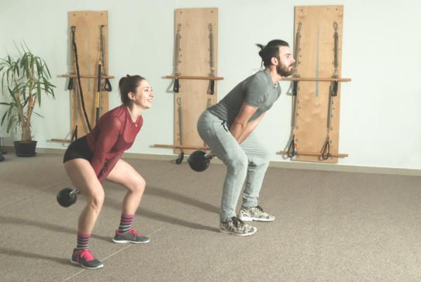 10 ejercicios de glúteos para hombres - Kettlebells swing