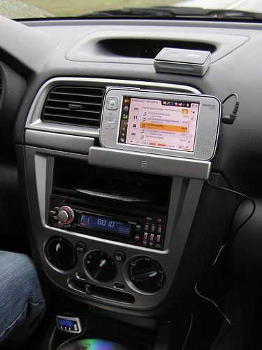 Cómo seleccionar un sistema de navegación de GPS para el coche