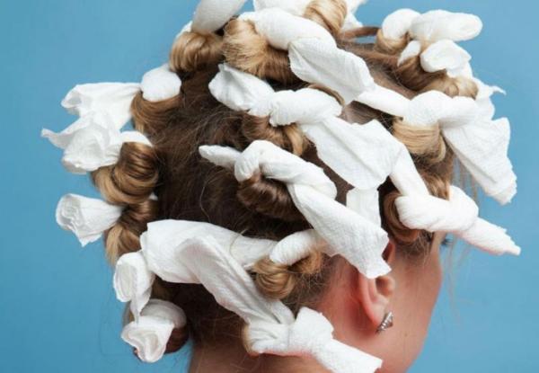 Cómo rizar el pelo sin calor - Truco del papel higiénico