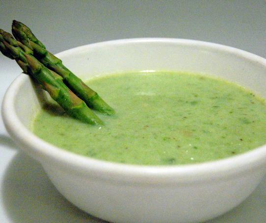 Cómo preparar crema de espárragos verdes con bacalao