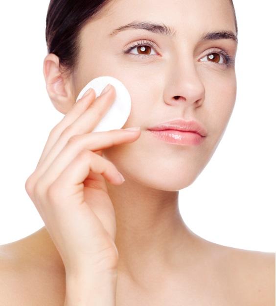 Trucos de belleza con aceite de bebé - Trucos de belleza con aceite de bebé: desmaquillante 