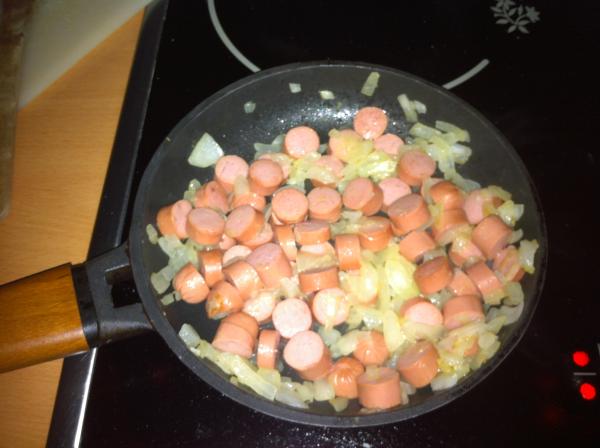 Cómo hacer patatas con frankfurt al horno - Paso 3