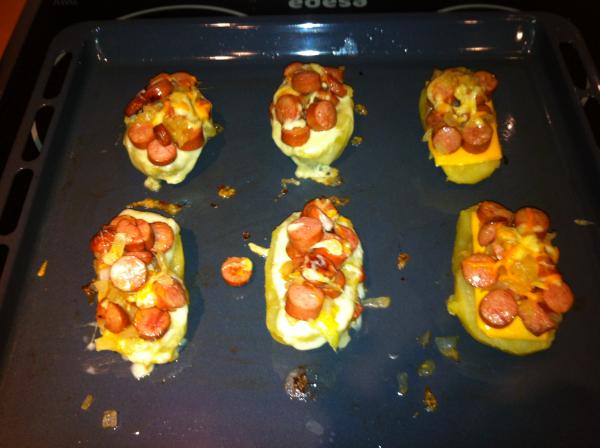 Cómo hacer patatas con frankfurt al horno - Paso 8