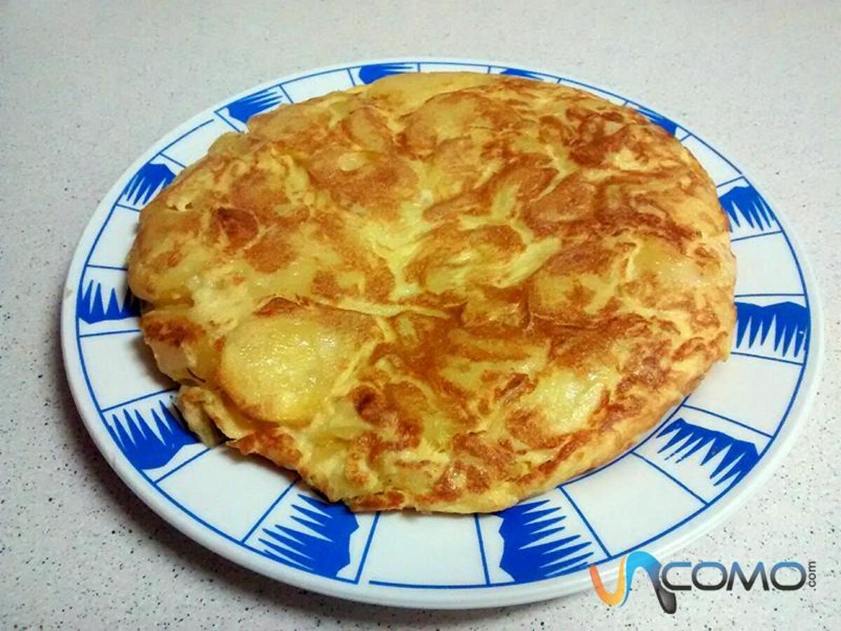 Cómo hacer una tortilla de patata con cebolla