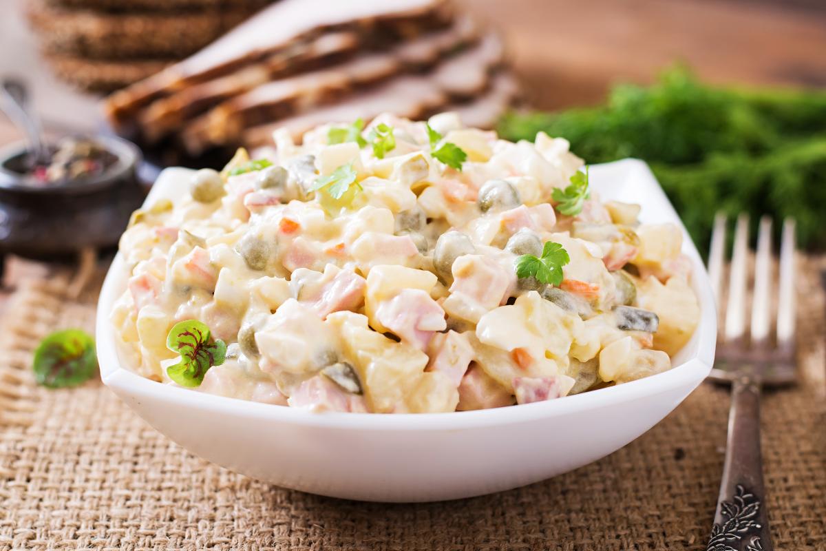 Cómo hacer ensaladilla rusa: ingredientes y paso a paso de una receta tradicional