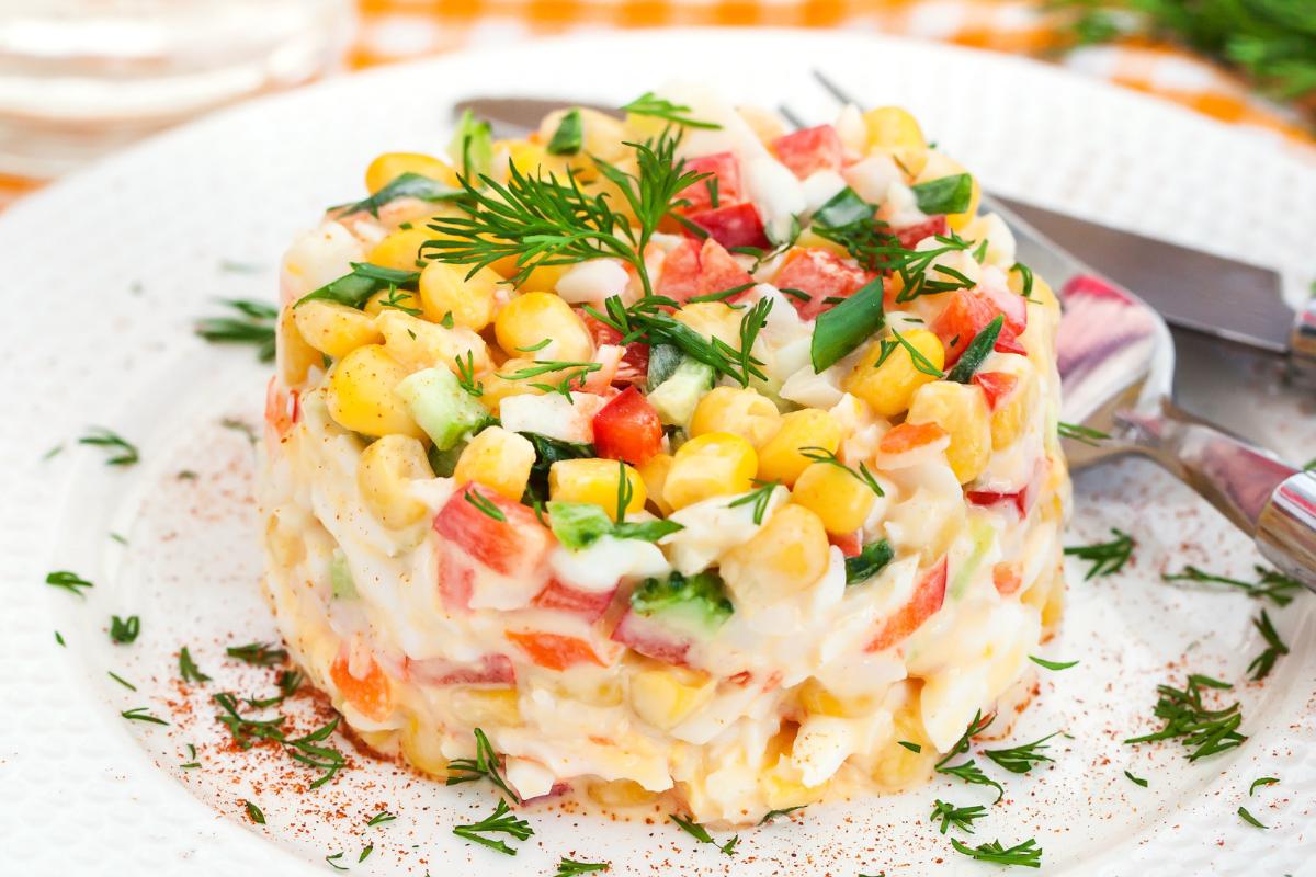Cómo hacer ensaladilla de palitos de cangrejo y huevo duro: una receta muy refrescante