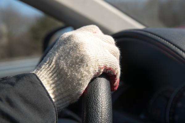 ¿Se puede conducir con guantes? ¿Te pueden multar? - ¿Qué dice la normativa sobre el uso de guantes al conducir?
