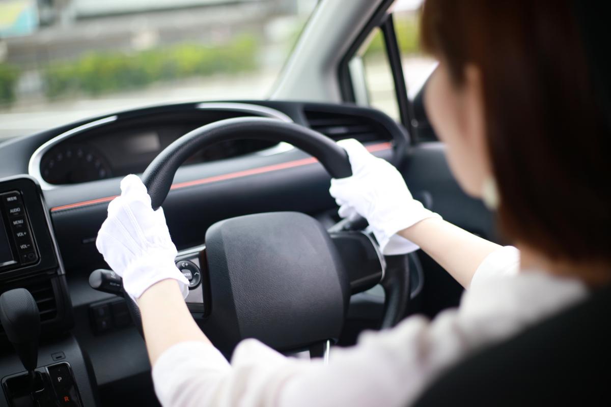 ¿Se puede conducir con guantes? ¿Te pueden multar?