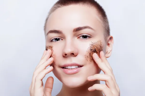 Mujer con exfoliante en la cara