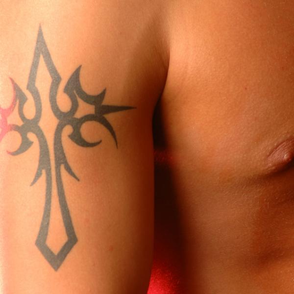 tatuaje de cruz en el costado del dedo