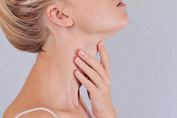 Por qué salen granos en el cuello - Granos en el cuello por dermatitis de contacto 