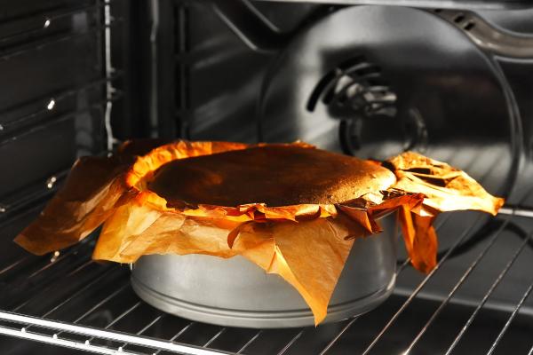 Basque cheesecake o tarta de queso vasca quemada: receta riquísima - Paso 6