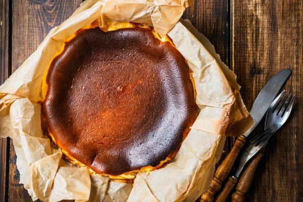 Basque cheesecake o tarta de queso vasca quemada: receta riquísima - Paso 8