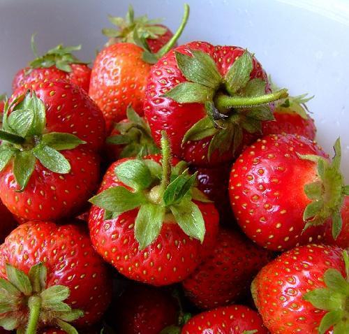 Cómo quitar el corazón de una fresa con una pajita de plástico - Paso 1