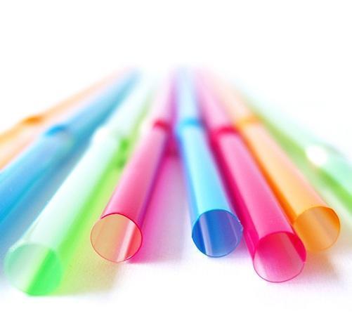 Cómo quitar el corazón de una fresa con una pajita de plástico - Paso 2