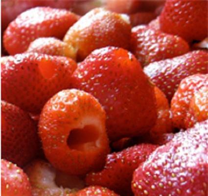 Cómo quitar el corazón de una fresa con una pajita de plástico - Paso 5