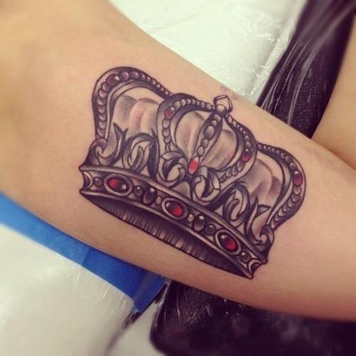 Cuál es el significado de los tatuajes de coronas - Paso 3
