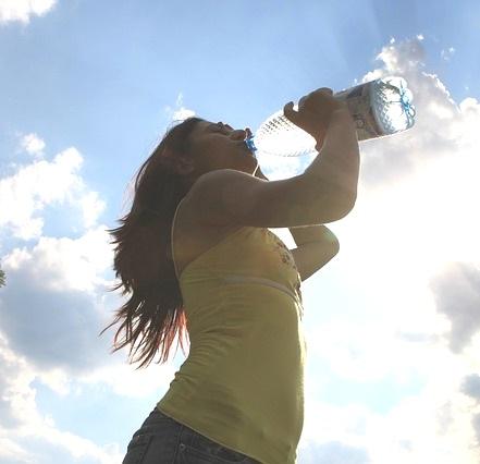 Cómo eliminar toxinas del cuerpo - Beber abundante agua para eliminar toxinas