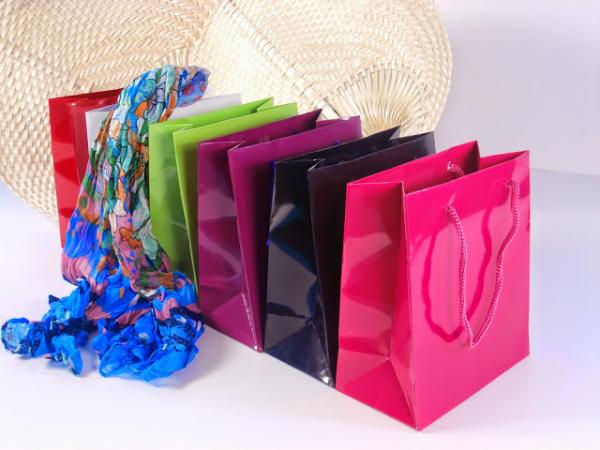 Ideas para envolver regalos - Bolsas de papel charol