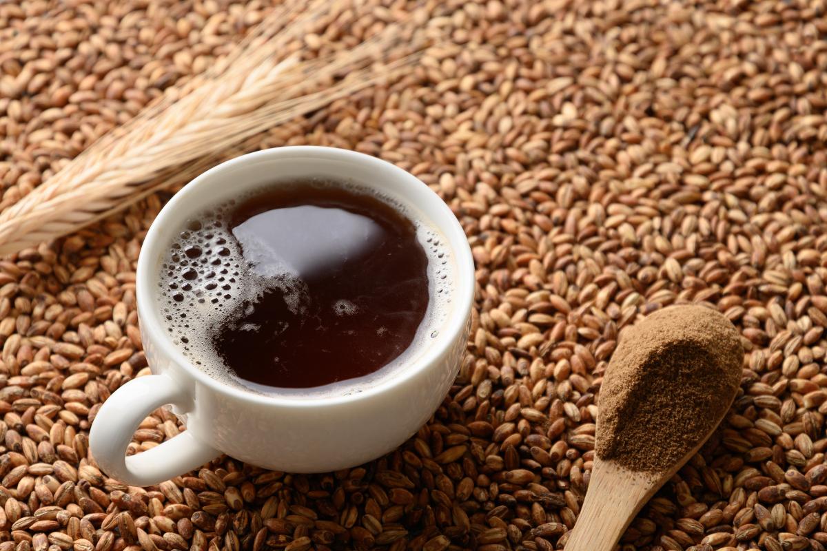 Café de cebada: beneficios, cómo preparar este sustituto del café y contraindicaciones