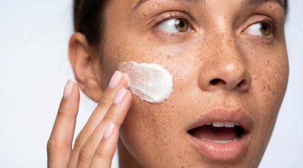 Conoce los mejores autobronceadores faciales sin manchas para piel clara - Tan-Luxe The Face Illuminating Self-Tan Water