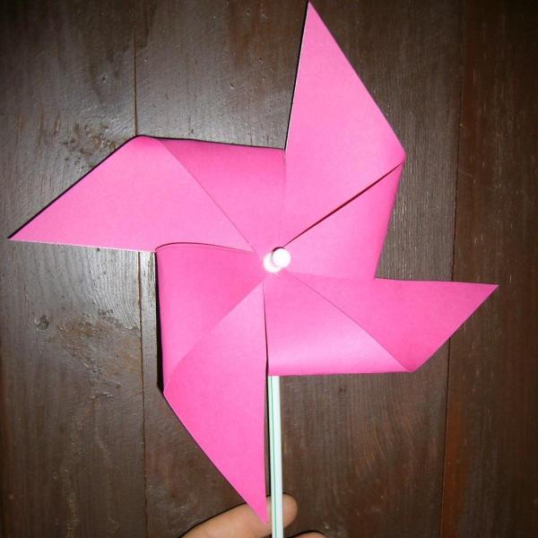 Cómo hacer un molinillo de viento con cartulina