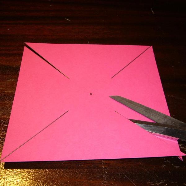 Cómo hacer un molinillo de viento con cartulina - Paso 3