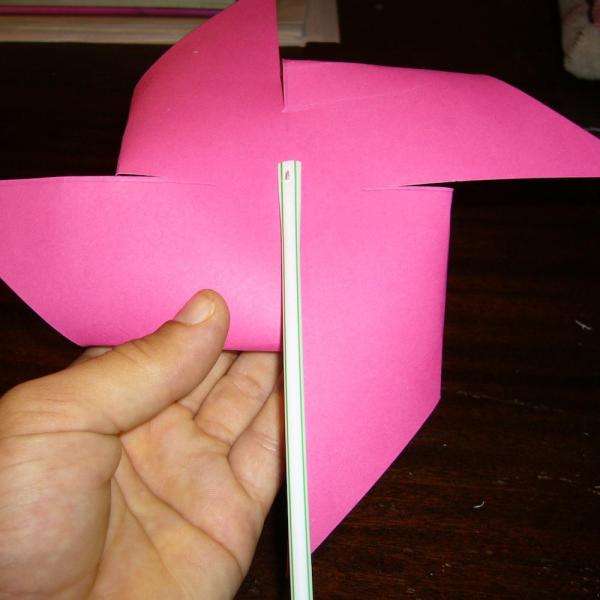 Cómo hacer un molinillo de viento con cartulina - Paso 5